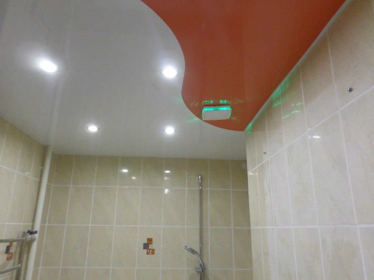 Многоуровневые натяжные потолки в ванной